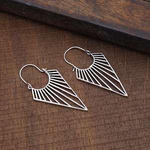 Pendientes de aro hechos a mano de peso ligero con forma de triángulo de Plata de Ley 925 al por mayor, joyería fina para mujer, joyería de aro Huggie - Product Image 3