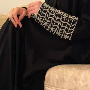 Vente en gros Abaya de luxe en satin personnalisée pour femmes vêtements islamiques en soie à manches volantées Petits styles musulmans traditionnels - Product Image 1