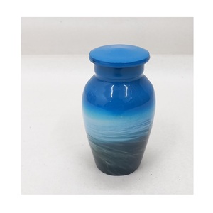 Urna funeraria de lujo que ofrece un diseño suave y atemporal diseñado para proteger las cenizas queridas con un encanto de tributo elegante. - Product Image 3