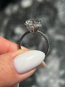 Anillo de Compromiso de Halo Oculto, Diamante Cultivado en Laboratorio, 18K, Corte Ideal Redondo, 6,35 CTW, E VS1 Claridad, Certificado IGI, Diamantes Laterales Redondos - Product Image 2