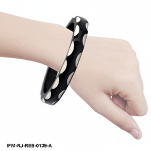 Brazalete de Resina con Diseño de Lunares Blancos y Negros, Hecho a Mano, con Borde Festoneado, para Mujer - Product Image 4