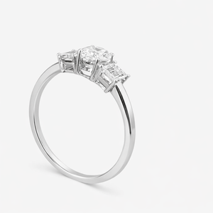 Anillo de Compromiso Clásico con Tres Piedras, Ovalada en el Centro y Laterales con Corte Esmeralda, Plata de Ley 925 en Oro Blanco de 10K con Diamante Cultivado en Laboratorio - Product Image 2