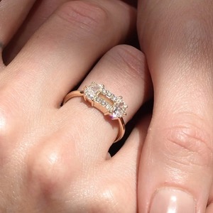 Anillo de compromiso de oro de 10k con diamante de corte media luna cultivado en laboratorio, joyería de lujo para novias, fabricante de joyería de boda, proveedor OEM/ODM, exportación - Product Image 1