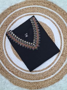 Conjunto Salwar Kameez de algodón negro de diseñador para mujer con hermoso escote bordado y Dupatta con estampado floral en contraste - Product Image 6