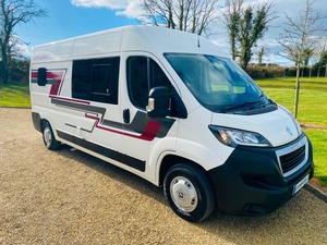 รถเอสยูวีสุดหรู 4 ที่นั่ง ปี 2024 เกียร์ธรรมดา พวงมาลัยซ้าย สีเข้ม ล้อแม็ก R17 เบาะหนัง หลังคาพาโนรามา กล้องมองหลัง 360 องศา - Product Image 2