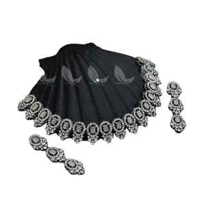 Ensemble de collier choker Kundan avec pierres Kundan et perles, collier en laiton pour tenue de fête ethnique, pour mariage, fiançailles et anniversaire - Product Image 1