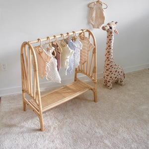 Accessoires de chambre d'enfant, porte-vêtements naturel, prix de gros le moins cher, étagères en rotin pour suspendre les vêtements de bébé - Product Image 5