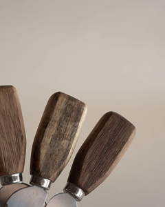 Ensemble de couteaux à fromage compacts en argent avec manche rustique en bois de taille pratique pour les pique-niques ou les rassemblements en déplacement - Product Image 2