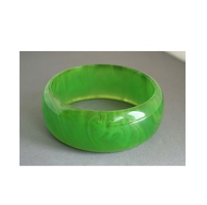 Brazaletes de resina epoxi natural de color verde para mujeres y niñas, fabricante profesional de brazaletes de resina de joyería más vendidos - Product Image 1