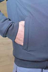 เสื้อแจ็คเก็ตบอมเบอร์ผ้าแคนวาสผู้ชายแบบยาว ปรับแต่งโลโก้ได้  บางเบา สวมใส่สบาย เหมาะสำหรับฤดูหนาว  แบบวาร์ซิตี้  กันลม  ติดซิป  คอตั้ง  ปักลาย - Product Image 6