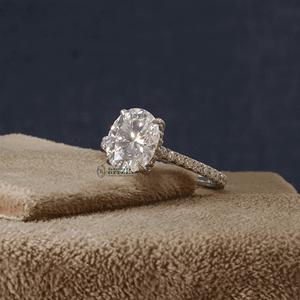 แหวนหมั้นโรสโกลด์ทรงน่ารักประดับเพชรโมอิสซาไนต์ทรงรีและทรงกลม 2.25 กะรัต พร้อมวงแหวนซ่อนแบบ Halo และประดับด้วยเพชรแบบ Prong Set สำหรับเธอ - Product Image 1