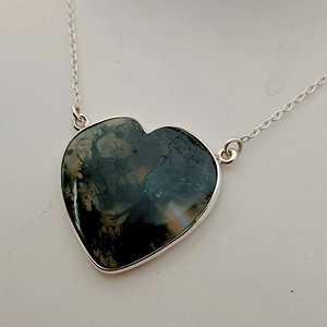 Collar con Colgante de Ágata Musgosa en Forma de Corazón: Plata de Ley 925, Joyería Hecha a Mano con Piedra Verde - Product Image 5