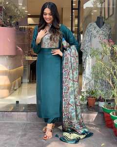 Elegante Conjunto de Kurta de Seda Negra para Adultos con Intrincado Tejido Dorado y Pantalón a Juego para Mujeres y Niñas - Product Image 1