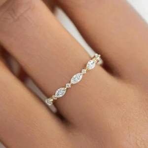 Anillo de Compromiso con Diamante Cultivado en Laboratorio de Corte Ovalado con Estilo Elegante en Oro Rosa para Mujer - Product Image 3