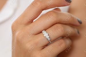 แหวนแต่งงานทรงทันสมัย หลายรูปทรง ทองคำ 14K ชุบทองคำขาว ประดับเพชรแท้ทรงบาแก็ตต์ แบบครึ่งวง ดีไซน์เก๋ น้ำหนัก 0.71 กะรัต ระดับความสะอาด SI - Product Image 6