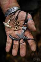 En gros personnalisé forgeron forgé à la main Troll Croix Viking pendentif collier amulette médiévale pendentif en fer avec haut torsadé
