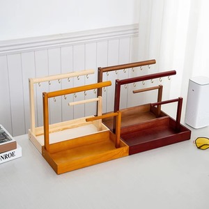 Support à bijoux en bois rouge avec un design élégant, parfait pour organiser un collier, une bague et une boucle d'oreille. - Product Image 2