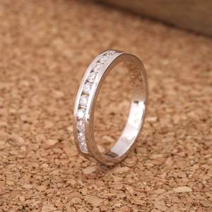 Bague exclusive en diamant cultivé en laboratoire en or 18 carats ronde taille brillante Solitaire E Color VVS2 Clarity Premium Bijoux de fiançailles - Product Image 5