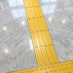 Dalles tactiles en caoutchouc 30x30cm pour applications routières - Surface de suivi pour personnes à mobilité réduite - Product Image 3