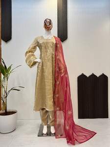 Haut traditionnel indien de créateur en tissu brodé de sequins avec manches brodées et dentelle Zalar, et pantalon dupatta - Product Image 2