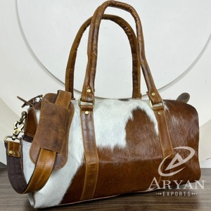 Bolsa de Viaje de Cuero Vacuno Genuino de Lujo Personalizada, Bolsa de Gimnasio de Fin de Semana para Hombres y Mujeres, Bolsa de Viaje de Cuero con Pelo para Pasar la Noche - Product Image 1