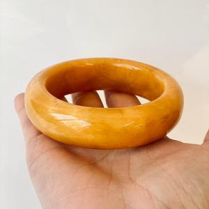 Bracelet artisanal en ambre baltique naturel ; Bracelet en ambre jaune, forme ronde, lisse et poli, naturel. - Product Image 5