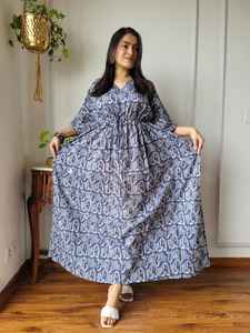 Vestido de caftán de algodón estampado con bloque de mano hecho a medida-Ropa de descanso Bohemia con cuello en V y cintura con cordón adecuado para clientes de boutique - Product Image 3