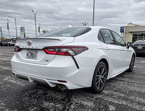 โตโยต้า แคมรี่ SE FWD ปี 2024 สีขาวสะอาด รถมือสอง พร้อมระบบสตาร์ทระยะไกล เบาะหนัง ภายในสีอ่อน เกียร์อัตโนมัติ ล้อแม็กซ์ ระบบนำทาง - Product Image 4