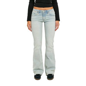 Jeans en denim décontractés à coupe bootcut ultra confortables avec ceinture, conçus pour les femmes, mettant en valeur des détails délavés délicats pour les rendez-vous et les soirées - Product Image 2