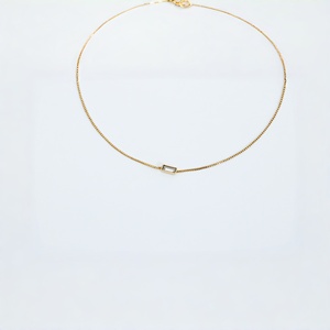 Collier ras du cou minimaliste plaqué or avec pendentif rectangulaire unique - Bijou simple et élégant pour femme - Product Image 2