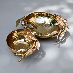 Tazón de latón de diseño moderno y versátil, perfecto para dulces, bocadillos, frutos secos y postres festivos. - Product Image 1