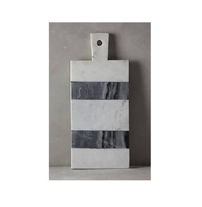 Elegante tabla de cortar redonda de mármol, perfecta tanto para la preparación de alimentos como para servir tablas de charcutería en cenas elegantes - Product Image 2