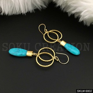 Boucles d'oreilles élégantes en pierre turquoise Bijoux en laiton plaqué or faits à la main avec réglage de lunette Style tendance Personnalisé OEM/ODM - Product Image 2