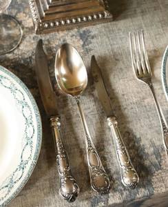 Ensemble de couverts en métal à poignée élégante idéal pour les restaurants modernes, la photographie culinaire et les présentations culinaires - Product Image 6