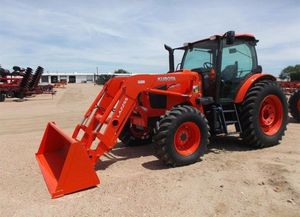 Tractor Agrícola Kubota Usado con Cortadora de Césped y Cargador Frontal - Product Image 6