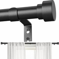 Tringle à rideau simple noire finition mate avec embouts pour fenêtre de salon