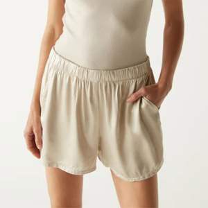 Short en satin chic taille haute pour femme-Parfait pour les tenues de soirée, élégance lisse, disponible en noir classique et couleurs riches - Product Image 5