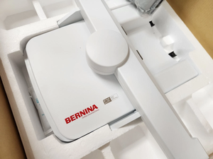 Machine à coudre, à quilter et à broder BRAND NEW B-e-r-n-i-n-a 880 Plus, nouveau MODULE, prête à la vente - Product Image 2