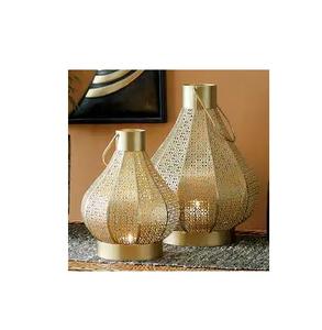 Linterna de metal decorativa antigua diseñada para caminos al aire libre terrazas balcones y arreglos festivos culturales - Product Image 1