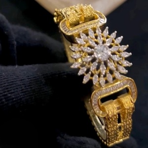 Exclusivo Brazalete Abrible con Acabado Dorado de Alta Calidad y Circonitas Cúbicas, Estilo Moderno y Tradicional para Mujer - Product Image 1