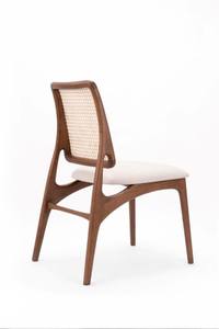 Chaise de salle à manger Victoria simple, fabriquée avec un cadre en teck massif de qualité et un tissage en rotin avec finition noyer pour une utilisation en intérieur. - Product Image 5