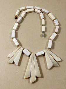 Collar colgante de resina colorido hecho a mano para mujer - Product Image 4