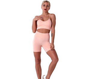 Ensemble de sport 2 pièces pour femme : Short de yoga taille mi-haute et brassière respirante à séchage rapide avec logo frontal - Product Image 1