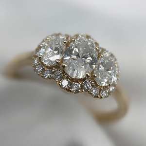 Trois pierres Halo CVD diamant bague ovale coupe laboratoire cultivé diamant bague de fiançailles 1.75 Ctw IGI certifié laboratoire créé bague de mariage VS1 - Product Image 3