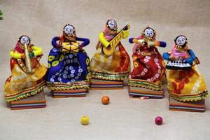 Matériau recyclé Musicien Rajasthani Bawla Marionnettes Idol 11x28 cm Multicolore, 5 Pièces (Marionnettes Féminines) - Product Image 3