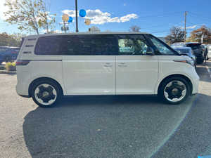 Sharp White 2024 Pro S RWD Électrique Volant à Gauche Cuir Chauffant Boîte Automatique Système de Navigation R17 Fourgonnette Légère 7 Places - Product Image 3