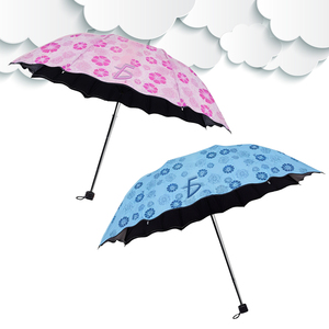 Ombrello Magico - Grazioso Ombrello Pieghevole in Tre Sezioni 190T che Cambia Colore con la Pioggia, Facile da Aprire per Viaggiare - Product Image 1