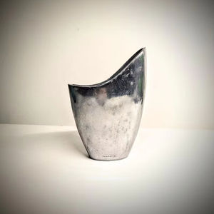 Vase à fleurs en aluminium de luxe avec finition argentée, utilisé pour votre décoration et votre style - Product Image 1