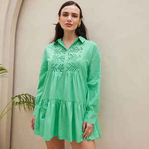 Paris Robe courte élégante Robe d'été en coton en tissu organique doux et aéré Idéal pour les femmes recherchant une coupe décontractée et un style intemporel - Product Image 1