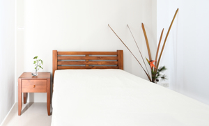 Cama King Size de Madera de Teca Maciza con Cabecera Estriada |   Diseño Nórdico Minimalista que Combina la Calidez Duradera del Madera Natural - Product Image 2